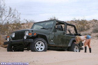 Jeep_stuck_in_sand_dunes_005.jpg